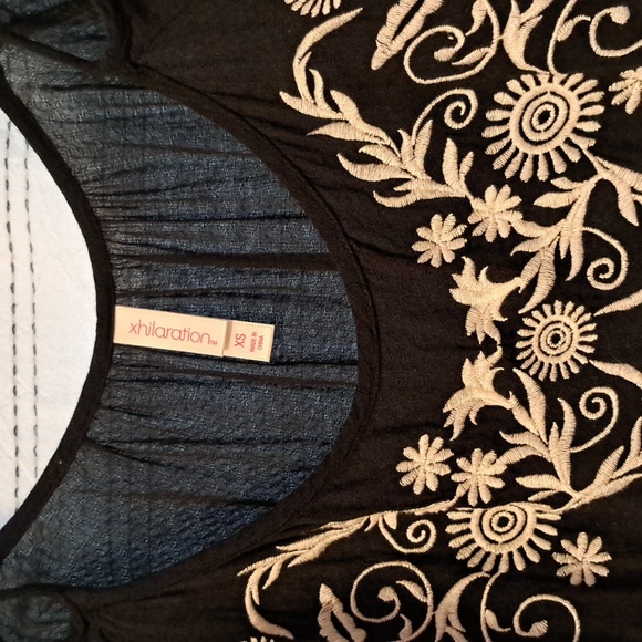 Xhilaration xs black and white embroidered top open shoulder cold shoulder top - Picture 3 of 4